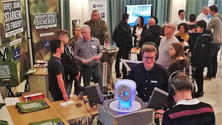 Aussteller aus der Region informierten Schulabgänger und deren Eltern über ihre vielfältigen Ausbildungsmöglichkeiten.  Foto: Sigismund von Dobschütz