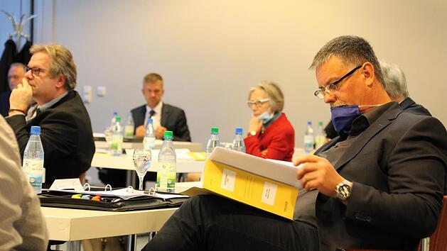 Blick in den Haushaltsplan 2020: Der K&auml;mmerer h&auml;ndigte eine &Uuml;bersicht &uuml;ber die wirtschaftliche Lage an die Stadtr&auml;te aus. Foto: Ulrike M&uuml;ller