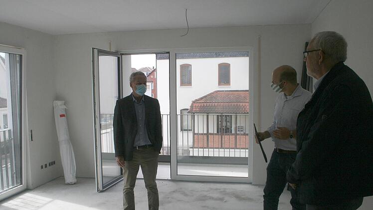 Über den Baufortschritt ließ sich der Aufsichtsratsvorsitzende der KBN, OB Frank Rebhan, von Armin Münzenberger und Projektmanager Simon Kuchenreuther (Mitte) in einer der Wohnungen informieren. Foto: Martin Rebhan