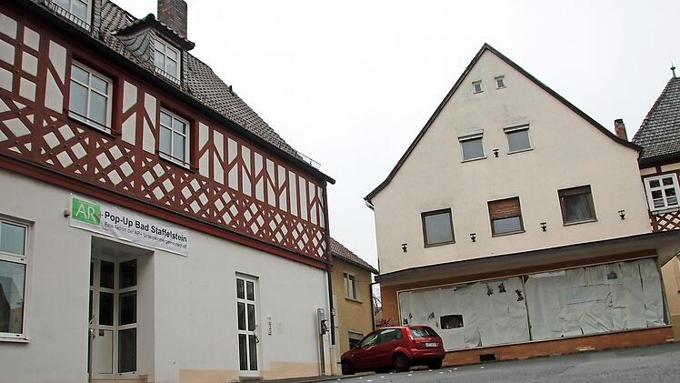 Schon im nächsten Jahr soll der Umbau des ehemaligen Kaufhauses (rechts) am Marktplatz zu einem Café beginnen. Die frühere Hypo-Filiale, die inzwischen der Stadt gehört, wurde heuer mehrmals für Pop-up-Stores genutzt.  Fotos: Matthias Einwag