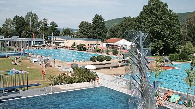 Kulmbach: Freibadsaison eröffnet mit Erneuerungen - "Energiepreise belasten uns"