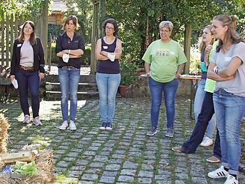 Mit Kindern gärtnern und den Grundstein für nachhaltiges Leben legen, darum ging es beim Fortbildungsseminar. Referentin Michaela von der Linden (links) gab viele Hinweise.