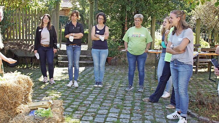 Mit Kindern gärtnern und den Grundstein für nachhaltiges Leben legen, darum ging es beim Fortbildungsseminar. Referentin Michaela von der Linden (links) gab viele Hinweise.