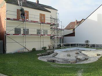 Das Umfeld vor der Kneipp-Anlage in Fuchsstadt erhält derzeit ein "make up". Nachdem die ehemalige Backsteinwand verputzt und frisch gestrichen wurde, soll noch in diesem Monat unterhalb gepflanzt werden. Foto: Winfried Ehling