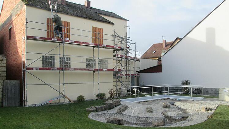 Das Umfeld vor der Kneipp-Anlage in Fuchsstadt erhält derzeit ein "make up". Nachdem die ehemalige Backsteinwand verputzt und frisch gestrichen wurde, soll noch in diesem Monat unterhalb gepflanzt werden. Foto: Winfried Ehling