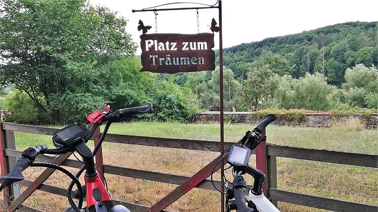 Diese beiden Radfahrer fanden im Museumshof einen "Platz zum Träumen".