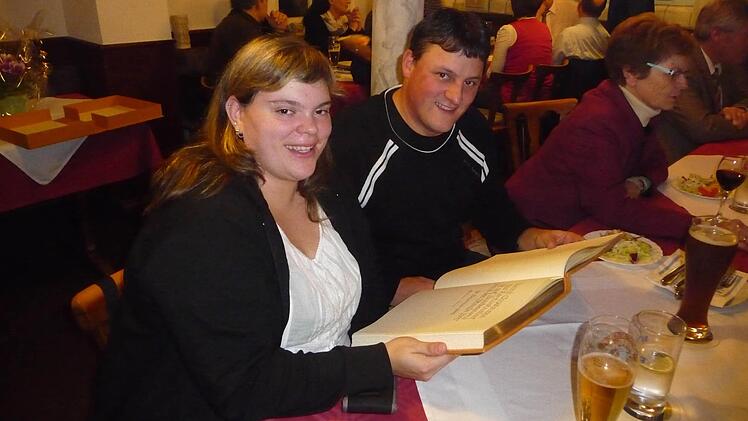 Lebensretter Bernd Appelmann (im Bild mit Ehefrau Jessica) trug sich ins Goldene Buch der Gemeinde Rentweinsdorf ein. Foto: Günter Lipp