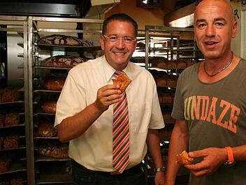 Gut lachen hat Adelsdorfs Bürgermeister Karsten Fisckkal (l.). Mit der Bäckerei von Robert Burkard will sich ein großer Arbeitgeber und Gewerbesteuerzahler in der Gemeinde ansiedeln. Foto: Evi Seeger