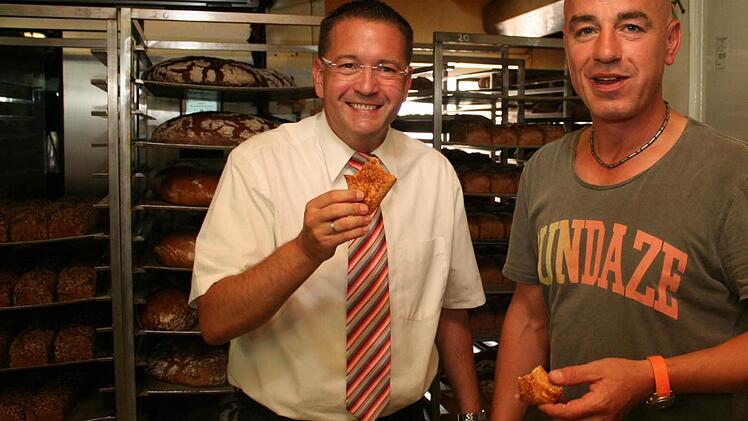 Gut lachen hat Adelsdorfs Bürgermeister Karsten Fisckkal (l.). Mit der Bäckerei von Robert Burkard will sich ein großer Arbeitgeber und Gewerbesteuerzahler in der Gemeinde ansiedeln. Foto: Evi Seeger
