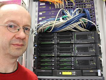 Die Server im Rathaus entsprechen nicht mehr den Anforderungen, sagt EDV-Spezialist Stefan Hahn. Die Stadt lagert ihre Daten deshalb zum Landratsamt aus. Foto: Benedikt Borst