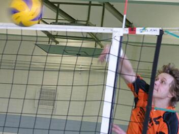 Ganz im Zeichen des Volleyballs steht am Samstag ab 9.30 Uhr die Dreifachturnhalle, wenn das 26. Freizeit-Volleyballturnier des TV Ebern auf drei Spielfeldern steigt. Hier Henrik Marquardt in Aktion.