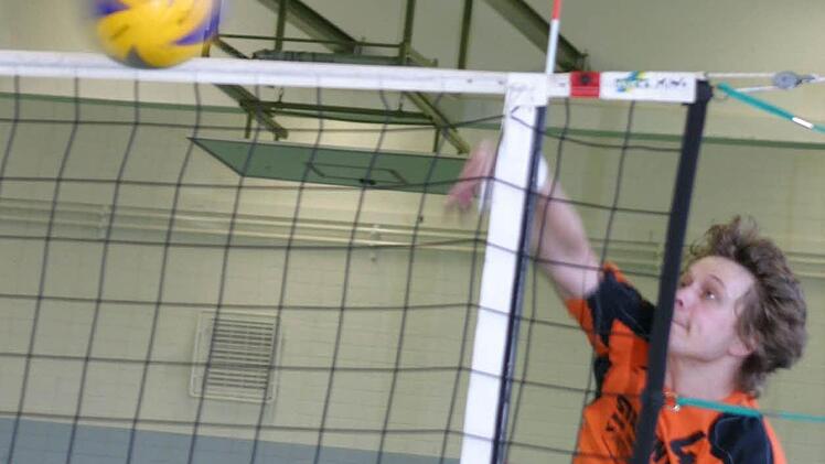 Ganz im Zeichen des Volleyballs steht am Samstag ab 9.30 Uhr die Dreifachturnhalle, wenn das 26. Freizeit-Volleyballturnier des TV Ebern auf drei Spielfeldern steigt. Hier Henrik Marquardt in Aktion.
