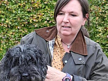 52 Euro Steuer im Jahr für ihren Pudel "Anton" sind für Gabriele Pfeufer ein "recht dicker Brocken." Noch mehr Hundesteuer, dafür hätte sie kein Verständnis. Foto: Helmut Will