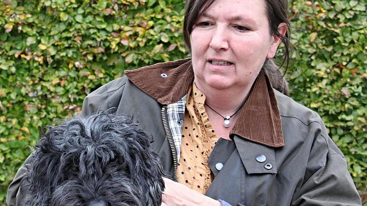 52 Euro Steuer im Jahr für ihren Pudel "Anton" sind für Gabriele Pfeufer ein "recht dicker Brocken." Noch mehr Hundesteuer, dafür hätte sie kein Verständnis. Foto: Helmut Will