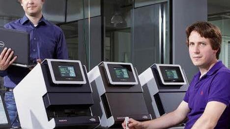 Zwei Tüftler mit ihrer revolutionären Entwicklung: der Kirchleuser Philipp Baaske (links) und Partner Stefan Duhr mit dem "Monolith". Foto: NaonTemper