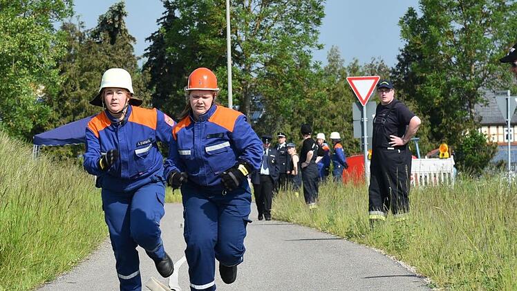 Ganz schön aus der Puste kamen Lea Barnikol und Christina Matuschek aus Neustadt beim Rennen und anschließenden Verkuppeln von Schlauchleitungen. Foto: Gabi Arnold