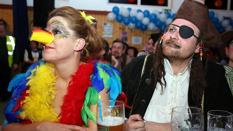 "Captain Jack Sparrow" alias Bürgermeister Martin Mittag hatte mit "Papagei" Julia Bach sein Sprachrohr dabei. Foto: Bettina Knauth