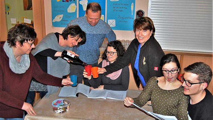 Schon die Proben versprechen einen turbulent-fr&ouml;hlichen Abend bei der K&ouml;m&ouml;die "Piraten, Ahoi!". Foto: Sigismund von Dobsch&uuml;tz