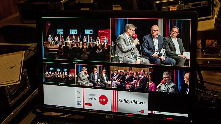 Reges Publikumsinteresse verzeichnete der Regionentalk am Mittwoch im bestens besuchten Coburger Kongresshaus. Die acht Direktkandidaten für die Landtagswahl stellten sich kritischen Fragen. Moderiert wurde der Abend von  den Redaktionsleitern Oliver Schmidt (Coburger Tageblatt) und Thomas Apfel (Radio Eins).Foto: Jochen Berger