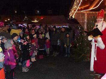 In Marktleugast war der Nikolaus schon am Samstag da. Die Kinder konnten es kaum erwarten.   Fotos: Klaus-Peter Wulf