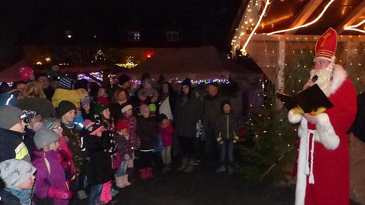 In Marktleugast war der Nikolaus schon am Samstag da. Die Kinder konnten es kaum erwarten.   Fotos: Klaus-Peter Wulf