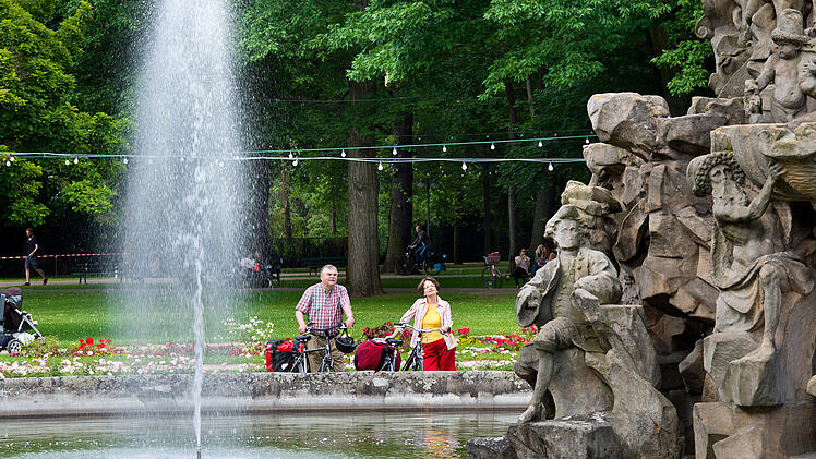 Es lohnt sich, beim Erlanger Hugenottenbrunnen länger stehen zu bleiben.