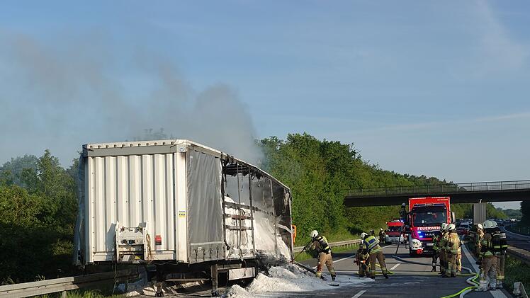 Lkw brennt auf A70 aus - Feuerwehr spricht nach Einsatz Lob aus