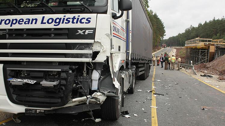 An der Front dieses Lastwagens war die Flucht zu Ende.  Foto: Andreas Dorsch