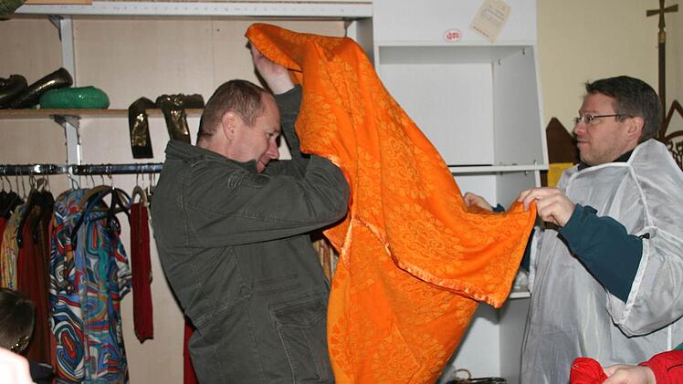 Probe für kleine und große Könige: Malte Krapf hilft Claus Hiebsch ins Kostüm. Foto: Daniela Röllinger