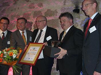 Hohe Ehre für Landrat Klaus Peter Söllner (Zweiter von rechts). Er erhielt von der Akademie für neue Medien den Johann-Georg-August- Wirth-Preis. Mit im Bild (von links) Studienleiter Thomas Nagel, VBM-Geschäftsführer Franz Brosch, Akademie-Vorsitzender Johann Pirthauer und Walter Schweinsberg, Geschäftsführer der Mediengruppe Oberfranken. Foto: Alexander Müller