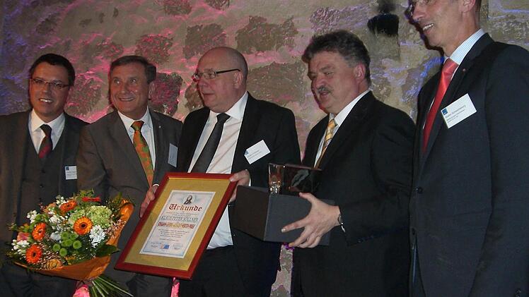 Hohe Ehre für Landrat Klaus Peter Söllner (Zweiter von rechts). Er erhielt von der Akademie für neue Medien den Johann-Georg-August- Wirth-Preis. Mit im Bild (von links) Studienleiter Thomas Nagel, VBM-Geschäftsführer Franz Brosch, Akademie-Vorsitzender Johann Pirthauer und Walter Schweinsberg, Geschäftsführer der Mediengruppe Oberfranken. Foto: Alexander Müller