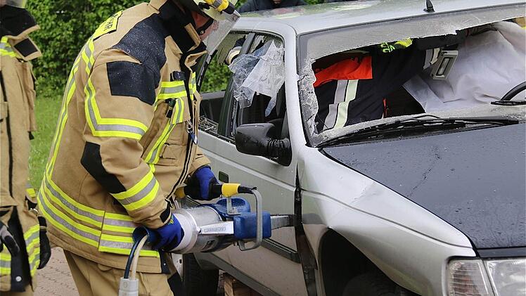 Mit der Rettungsschere wird ein Pkw fachmännisch zerlegt.