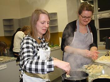 Hier kommen keine Klöße, sondern italienische Kartoffelgnocchi in den Topf. Foto: Gerda Völk