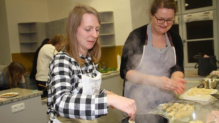 Hier kommen keine Klöße, sondern italienische Kartoffelgnocchi in den Topf. Foto: Gerda Völk