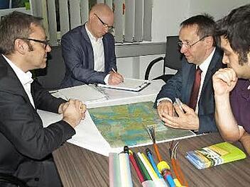 Bürgermeister Norbert Gräbner (Zweiter von rechts) und Geschäftsführer Peter Hornfischer (links) gehen die Ausbaugebiete durch. Dabei sind auch der Projektleiter Martin Graf und der geschäftsleitende Beamte Andreas Buckreus.  Foto: Susanne Deuerling