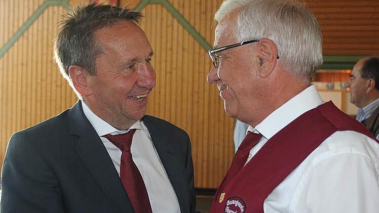 Hans Zinner (rechts) gratulierte Norbert Gräbner.  Foto: Veronika Schadeck
