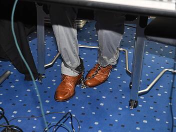 Der Angeklagte sitzt mit Fußfesseln auf seinem Platz im Schwurgerichtssaal. Foto: Ronald Rinklef