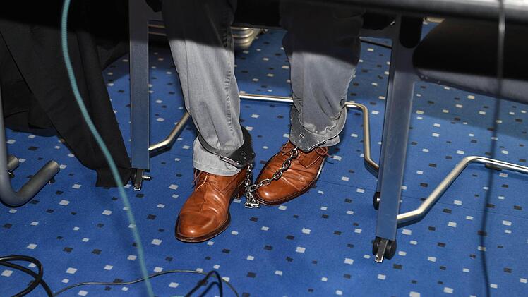 Der Angeklagte sitzt mit Fußfesseln auf seinem Platz im Schwurgerichtssaal. Foto: Ronald Rinklef