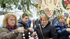 Geselliges Miteinander herrschte auf dem Marktplatz zwischen den Buden und Ständen. Foto: Archiv, che