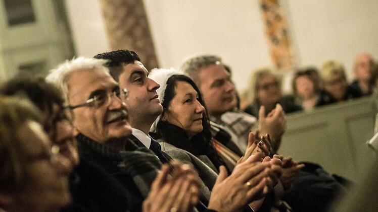 Reichlich Applaus: In der Heilig-Kreuz-Kirche begeisterte das "Vocalensemble Coburg" unter der Leitung von Stefanie Berg mit einem außgergewöhnlich vielseitigen Programm. Foto: Jochen Berger