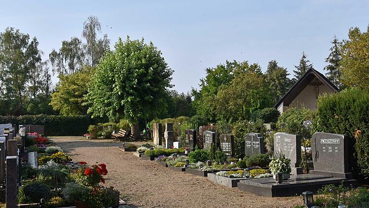 Im Friedhof in Wonfurt hat man Probleme mit der Barrierefreiheit und der Unkrautbekämpfung und so ist angedacht, einen befestigten Weg vom Haupteingang zur Aussegnungshalle (hinten rechts) anzulegen.