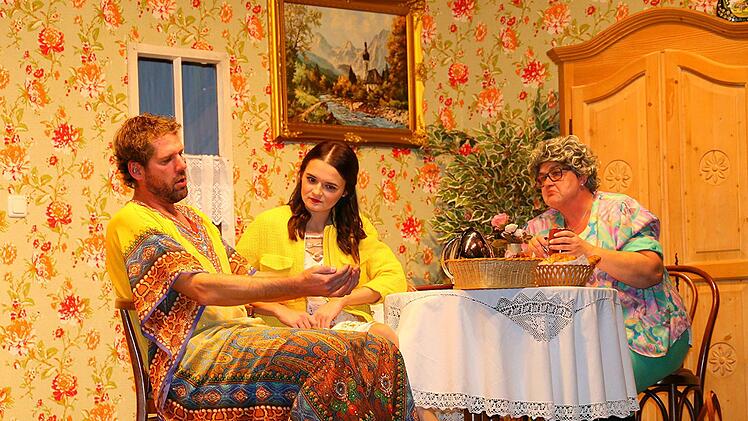 Meister Hoi (Andre Roder) erkl&auml;rt Enkelin Wilma (Denise  G&ouml;bel) und  Oma Hilde (Christine Dinkel), dass der liebe  Gott den Menschen auf dem Staffelberg   geschnitzt hat. Foto: Gerd Klemenz