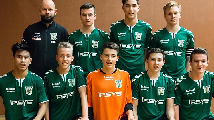 Bei der Futsal-Kreismeisterschaft in Münnerstadt siegte bei der U-17 der TSV Großbardorf mit (hinten, von links) Trainer Marc Hartmann, Niklas Zimmermann, Benedikt Stuhl, Hannes Schmitt sowie (vorne, von links) Morteza Ansari, Moritz Weiß, Luca Sturm, Yannes Roth und Fabian Mainberger.Anand Anders