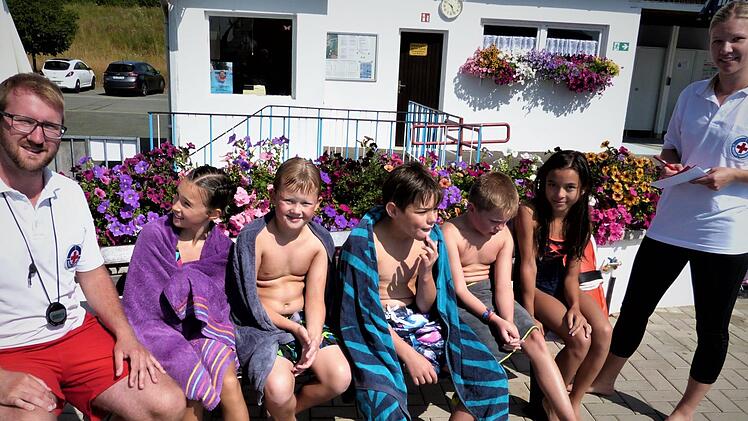 Diese Jungen und Mädchen der Grundschule Marktleugast absolvieren das Jugendschwimmabzeichen in Gold und Silber. Links Vorsitzender Johannes Völkel, rechts Yvonne Pittel von der Wasserwacht Himmelkron. Werner Reißaus