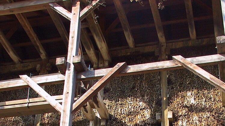 Immer wieder wurde das Reisig am Gradierbau ergänzt, auf diesem Bild aus dem Jahr 2004 füllen  Mitarbeiter der Kurgärtnerei Löcher mit polnischen Schlehen, auch Schwarzdorn genannt.Mäuser/Archiv