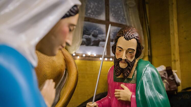 Die Krippenfiguren sind in einer eigenen Hütte untergebracht. Das sogenannte Nikolaushaus ist gleich nebenan aufgebaut worden. Foto: Marian Hamacher