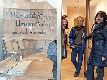 Teresa Falter, Stefan Kornherr und Gaby Schuller (von links) freuen sich auf die Eröffnung des Transition-Ladens im Steinweg 21 am nächsten Samstag.  Foto: Simone Bastian