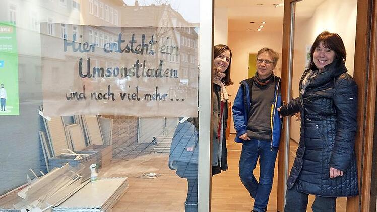 Teresa Falter, Stefan Kornherr und Gaby Schuller (von links) freuen sich auf die Eröffnung des Transition-Ladens im Steinweg 21 am nächsten Samstag.  Foto: Simone Bastian