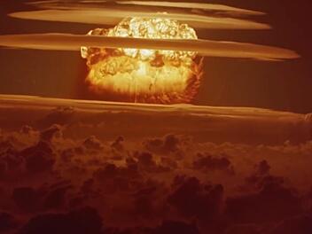 Am 1. März 1954 zündeten die USA auf dem Bikini-Atoll im Pazifik die bis heute stärkste amerikanische Wasserstoffbombe. Mit 15 Megatonnen war "Bravo" dreimal stärker als geplant und 1.000-mal stärker als die Hiroshima-Bombe. Ihr katastrophaler radioaktiver Fallout war um ein Vielfaches höher als vorausgesehen.