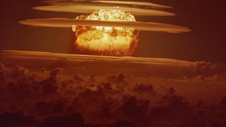 Am 1. M&auml;rz 1954 z&uuml;ndeten die USA auf dem Bikini-Atoll im Pazifik die bis heute st&auml;rkste amerikanische Wasserstoffbombe. Mit 15 Megatonnen war "Bravo" dreimal st&auml;rker als geplant und 1.000-mal st&auml;rker als die Hiroshima-Bombe. Ihr katastrophaler radioaktiver Fallout war um ein Vielfaches h&ouml;her als vorausgesehen.